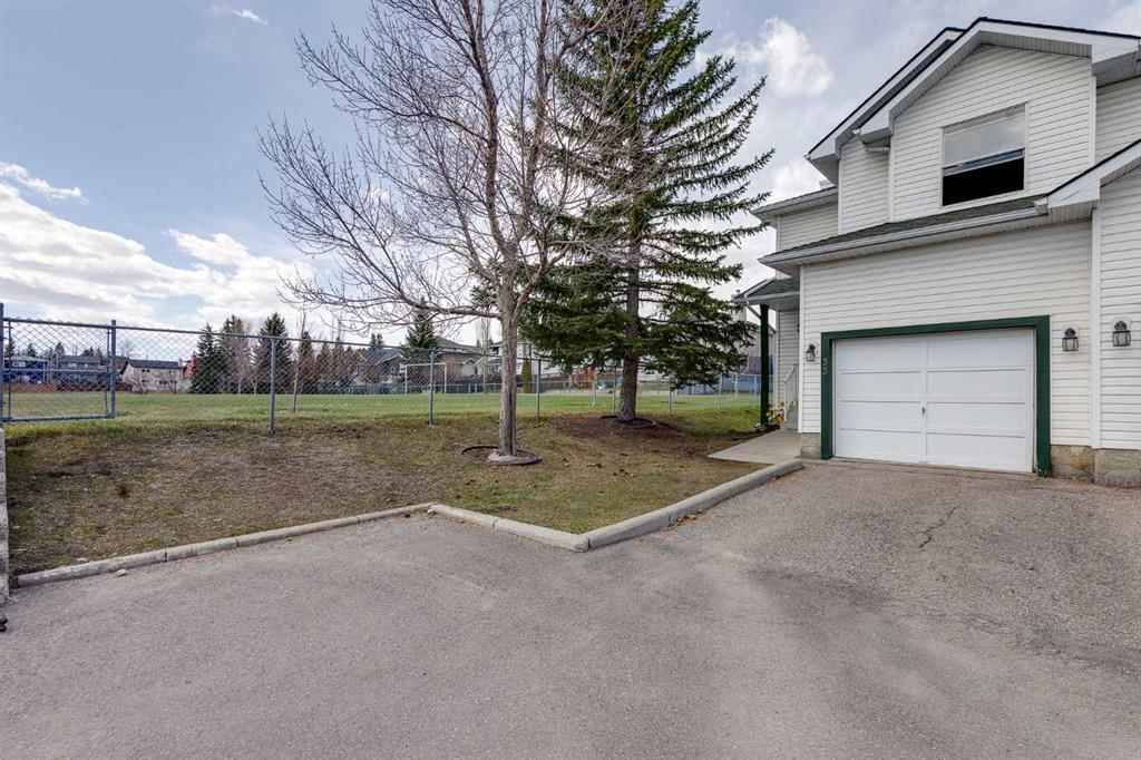 33 Sandpiper Lane NW, Calgary — photo 2 of 32