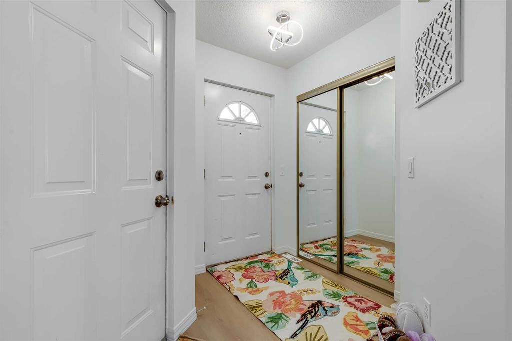 33 Sandpiper Lane NW, Calgary — photo 3 of 32