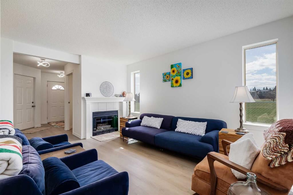 33 Sandpiper Lane NW, Calgary — photo 4 of 32