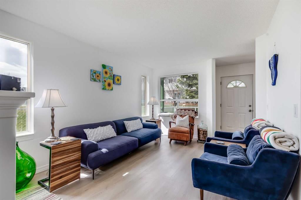 33 Sandpiper Lane NW, Calgary — photo 5 of 32