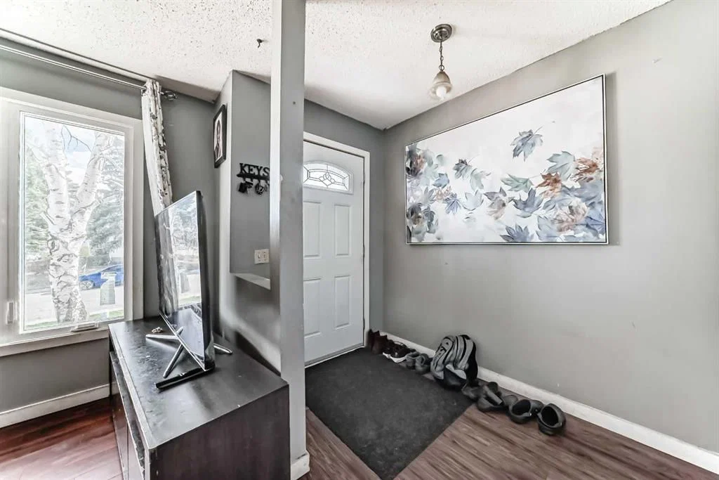 4 Fonda Crescent SE, Calgary — photo 4 of 49