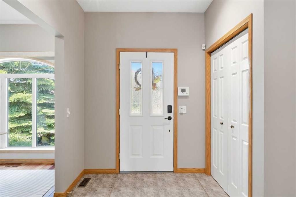 545 Rocky Ridge Bay NW, Calgary — photo 2 of 41