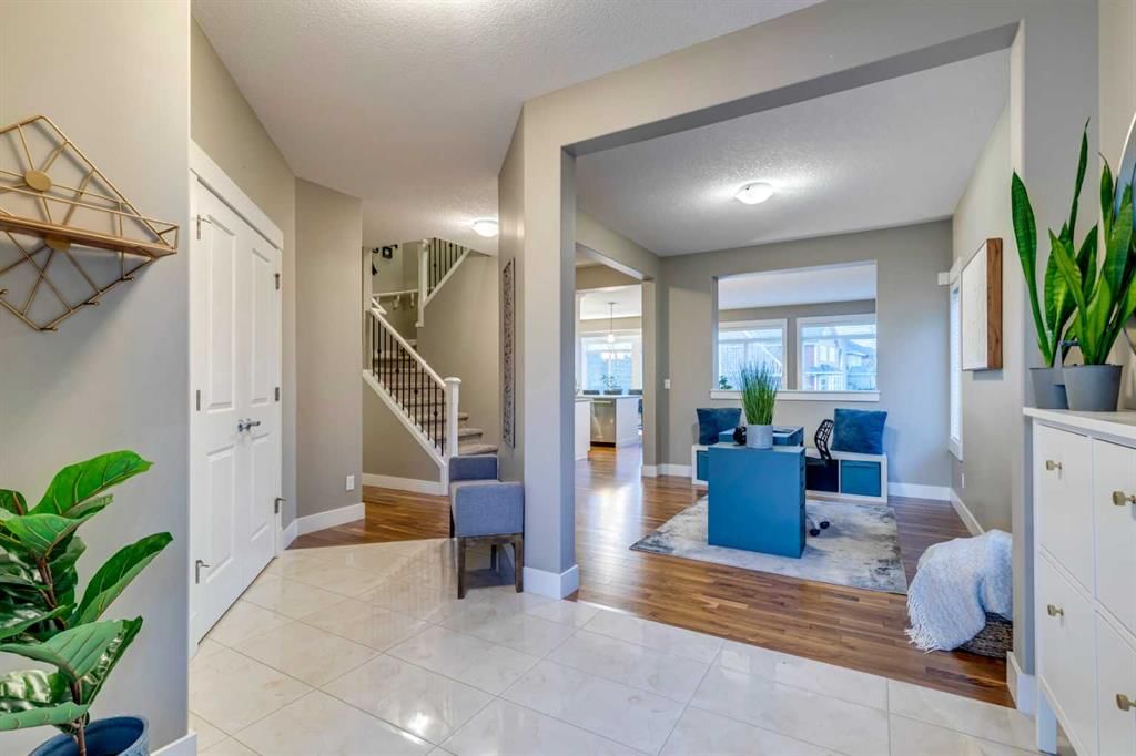 490 Mahogany Manor SE, Calgary — photo 4 of 50
