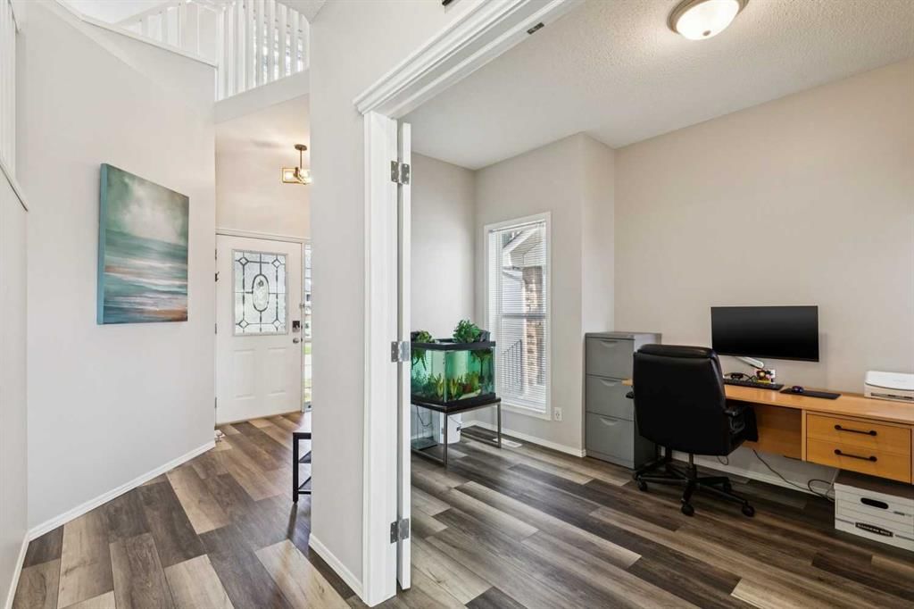 108 Somerside Crescent SW, Calgary — photo 3 of 43