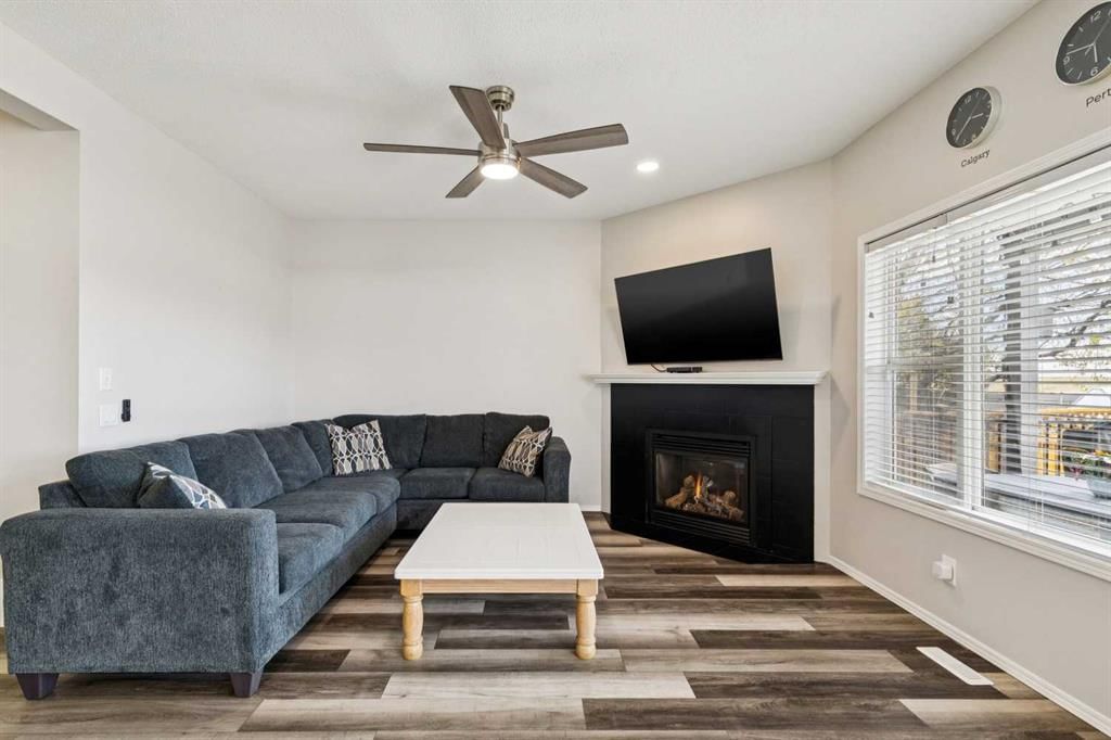 108 Somerside Crescent SW, Calgary — photo 5 of 43