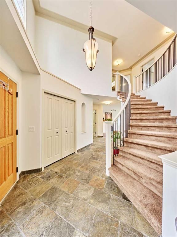 243 Hampshire Close NW, Calgary — photo 3 of 46