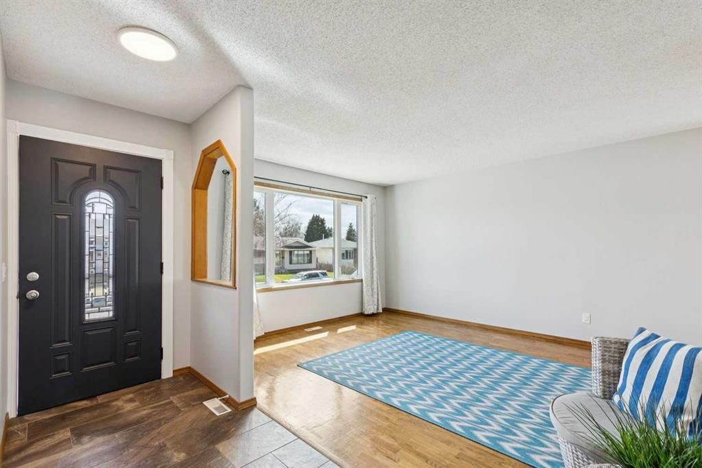 5916 18 Avenue NE, Calgary — photo 5 of 49