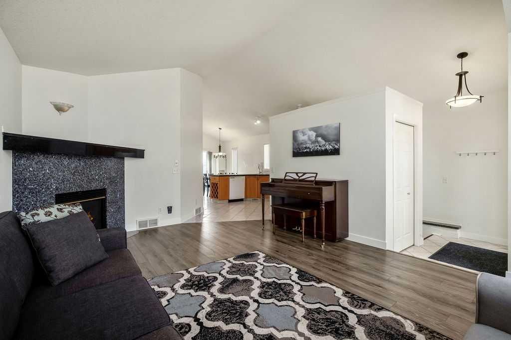 144 Covewood Close NE, Calgary — photo 5 of 27