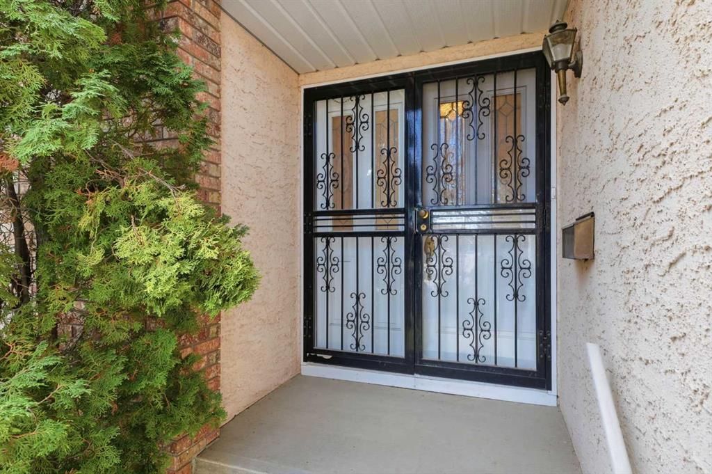6 Christie Briar Lane SW, Calgary — photo 3 of 35