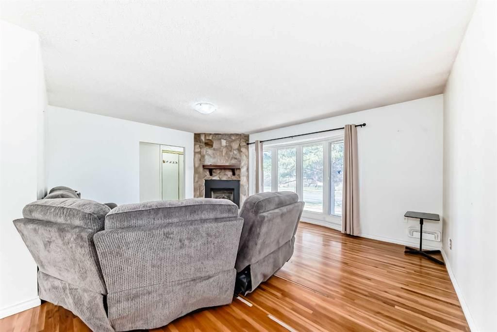 2215 37 Street SW, Calgary — photo 3 of 50