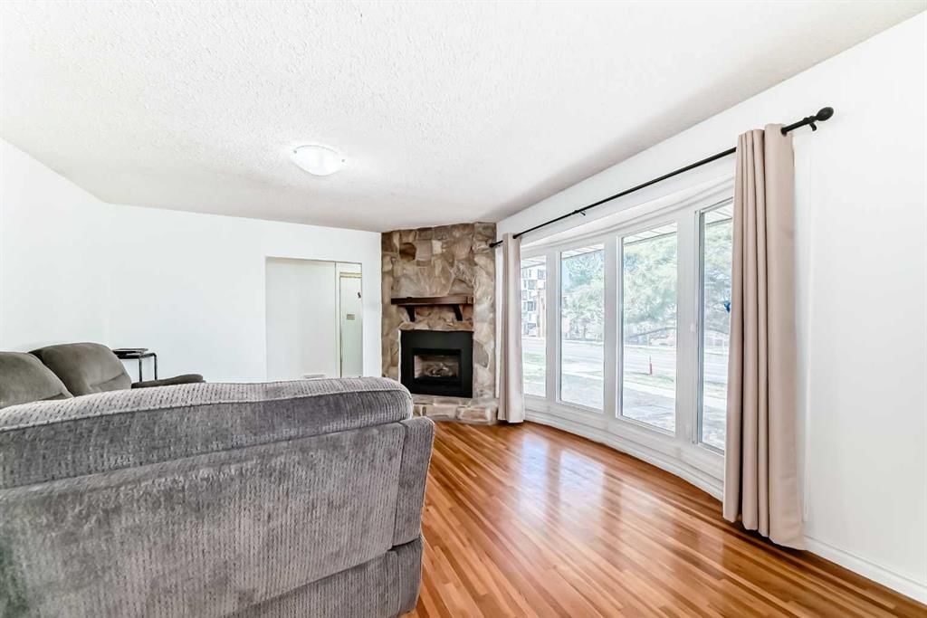 2215 37 Street SW, Calgary — photo 4 of 50
