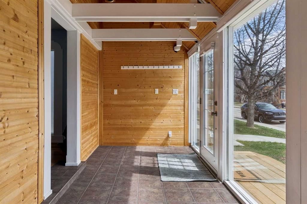 2128 Broadview Road NW, Calgary — photo 3 of 49