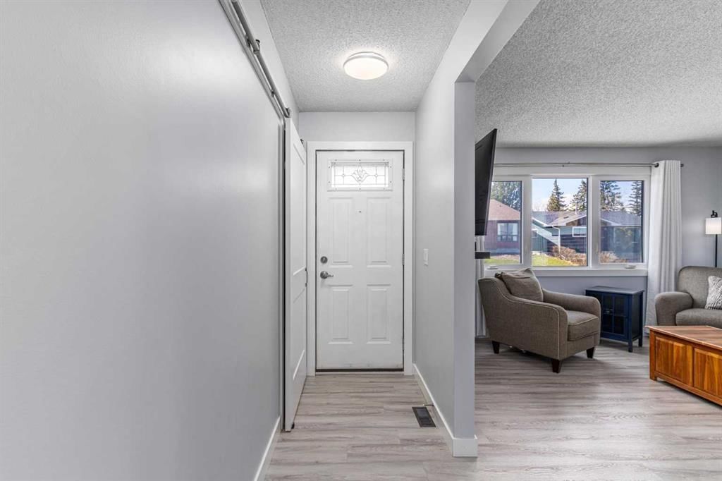 36 Bearberry Crescent NW, Calgary — photo 4 of 33