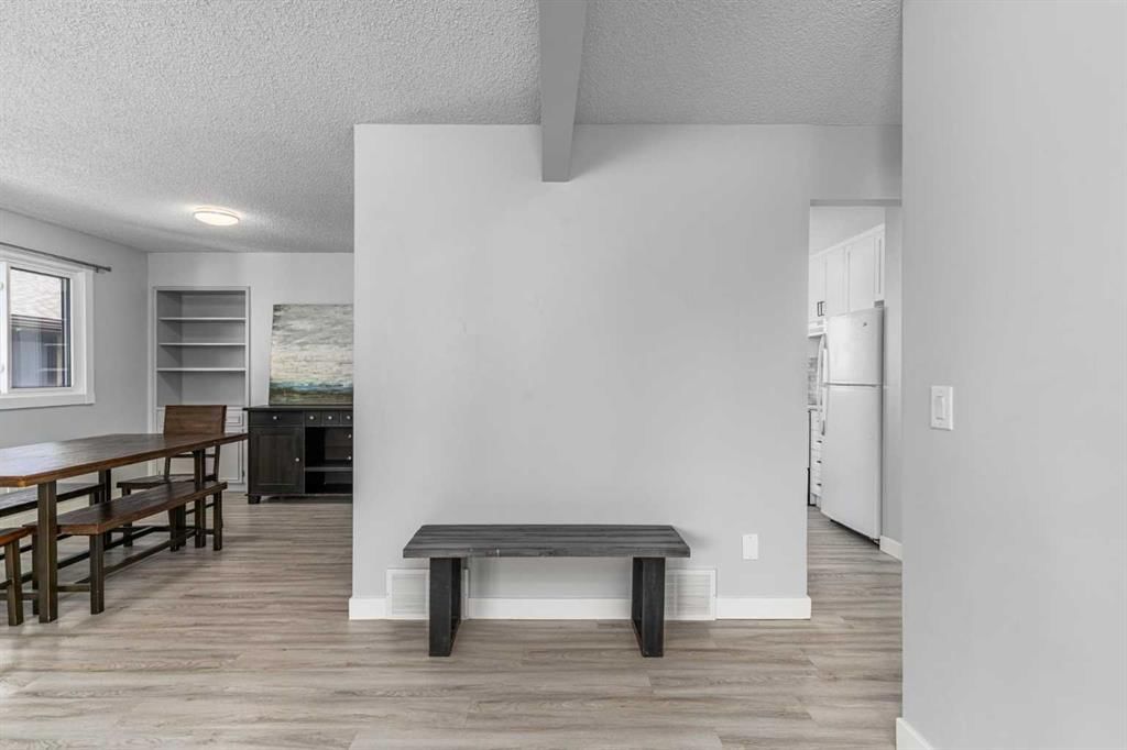 36 Bearberry Crescent NW, Calgary — photo 5 of 33