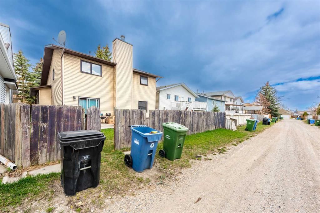 27 VENTURA Way NE, Calgary — photo 4 of 34