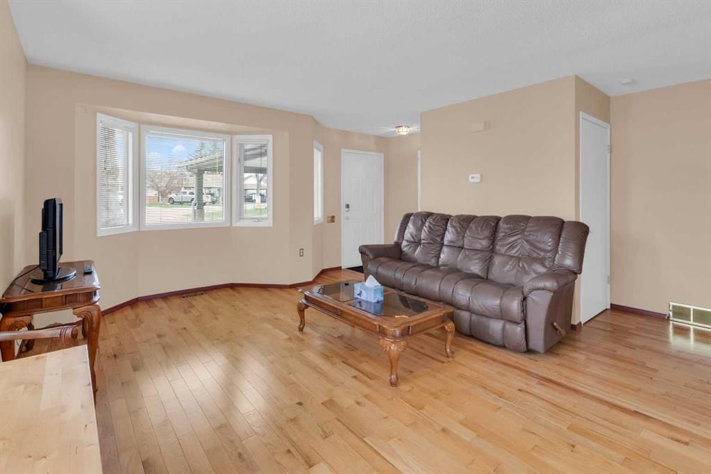 2831 Dovely Park SE, Calgary — photo 4 of 31