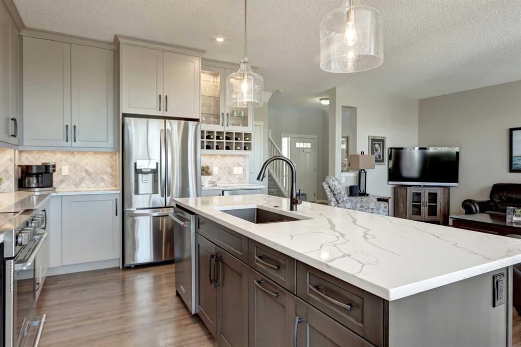 143 Cougarstone Court SW, Calgary — photo 5 of 39