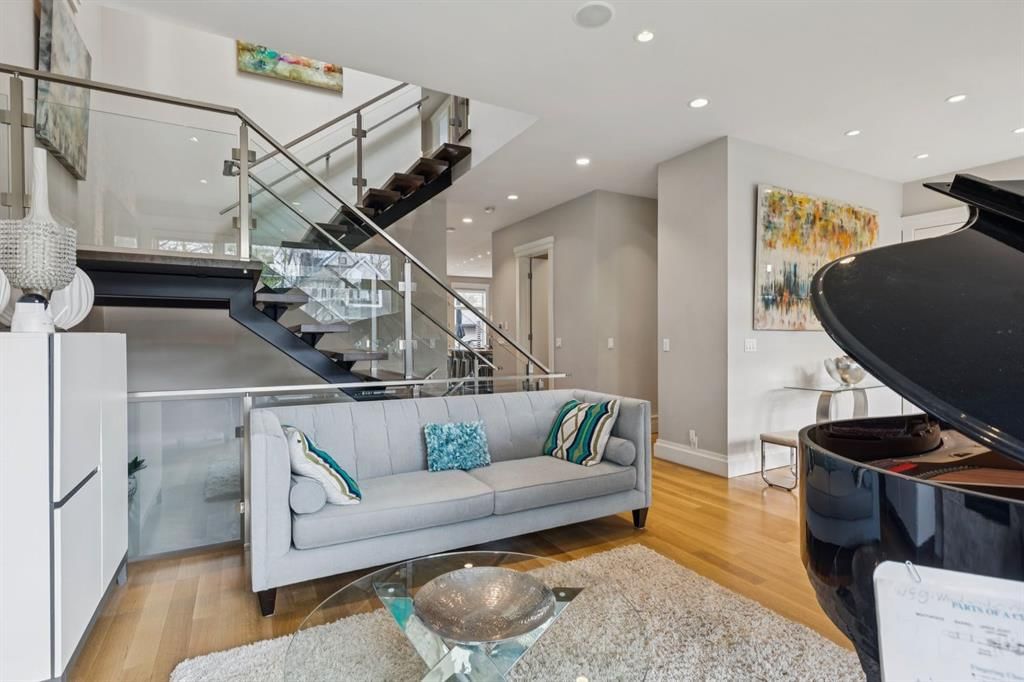 1624 Broadview Road NW, Calgary — photo 4 of 47