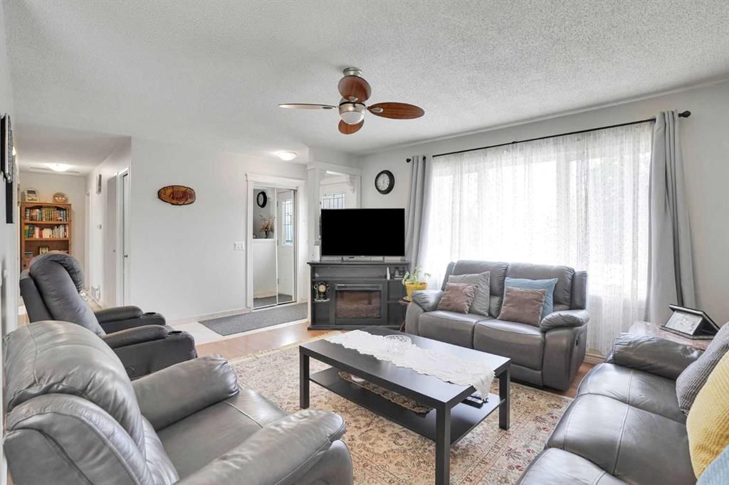 3419 60 Street NE, Calgary — photo 3 of 38