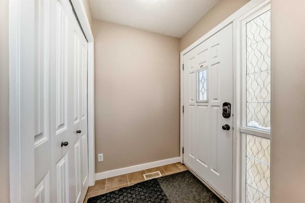 299 Saddlebrook Circle NE, Calgary — photo 3 of 30