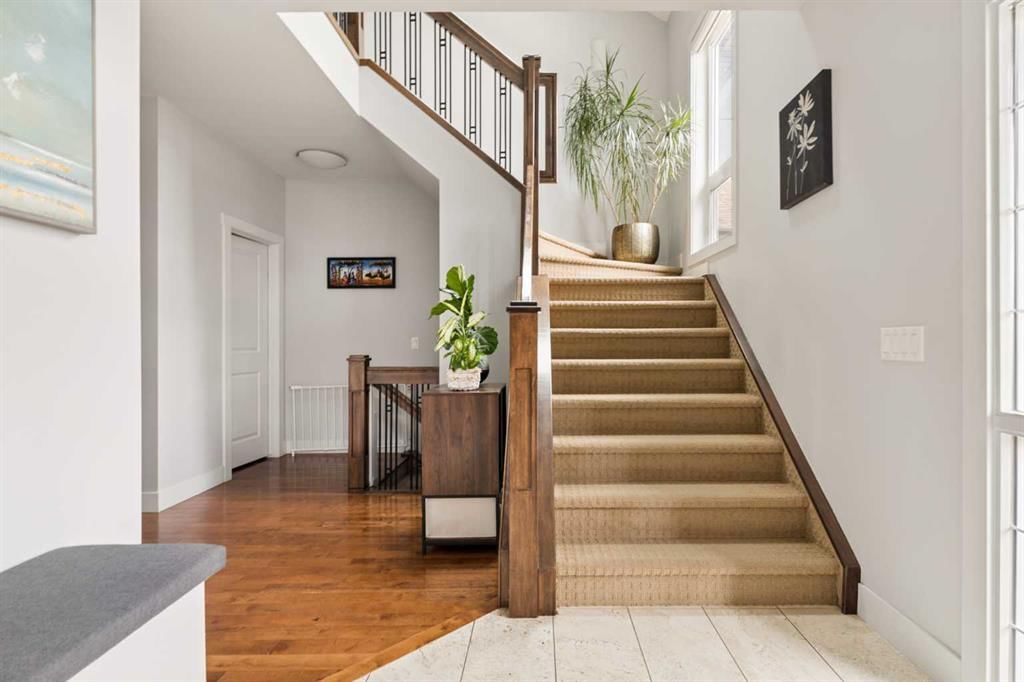 1825 33 Avenue SW, Calgary — photo 3 of 47