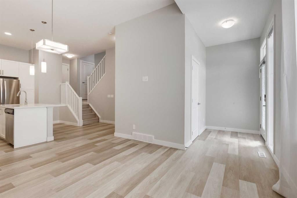 212 Crestbrook Common SW, Calgary — photo 3 of 50