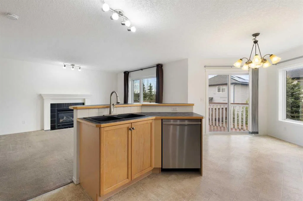 112 Everridge Drive SW, Calgary — photo 4 of 42