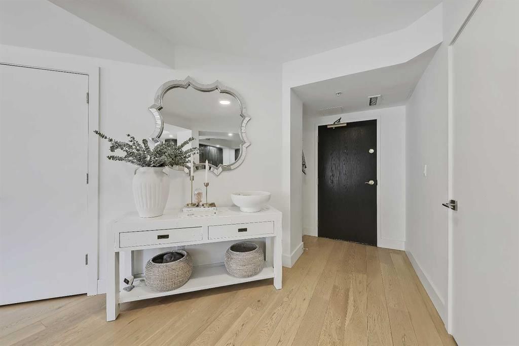 902, 200 La Caille Place SW, Calgary — photo 2 of 33
