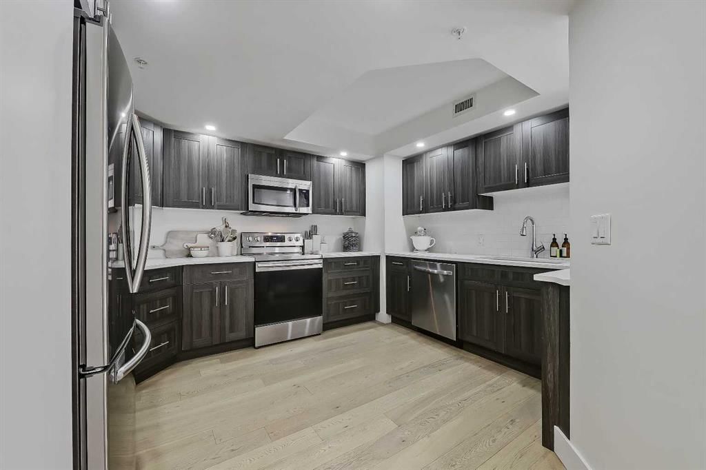 902, 200 La Caille Place SW, Calgary — photo 3 of 33