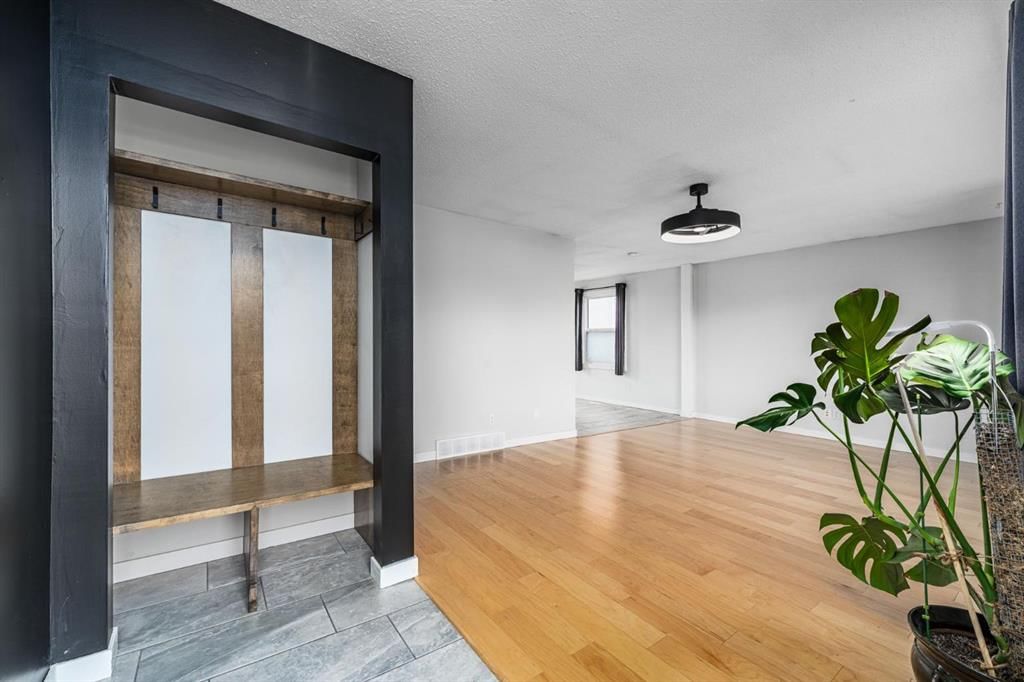 5207 5 Avenue SE, Calgary — photo 4 of 40