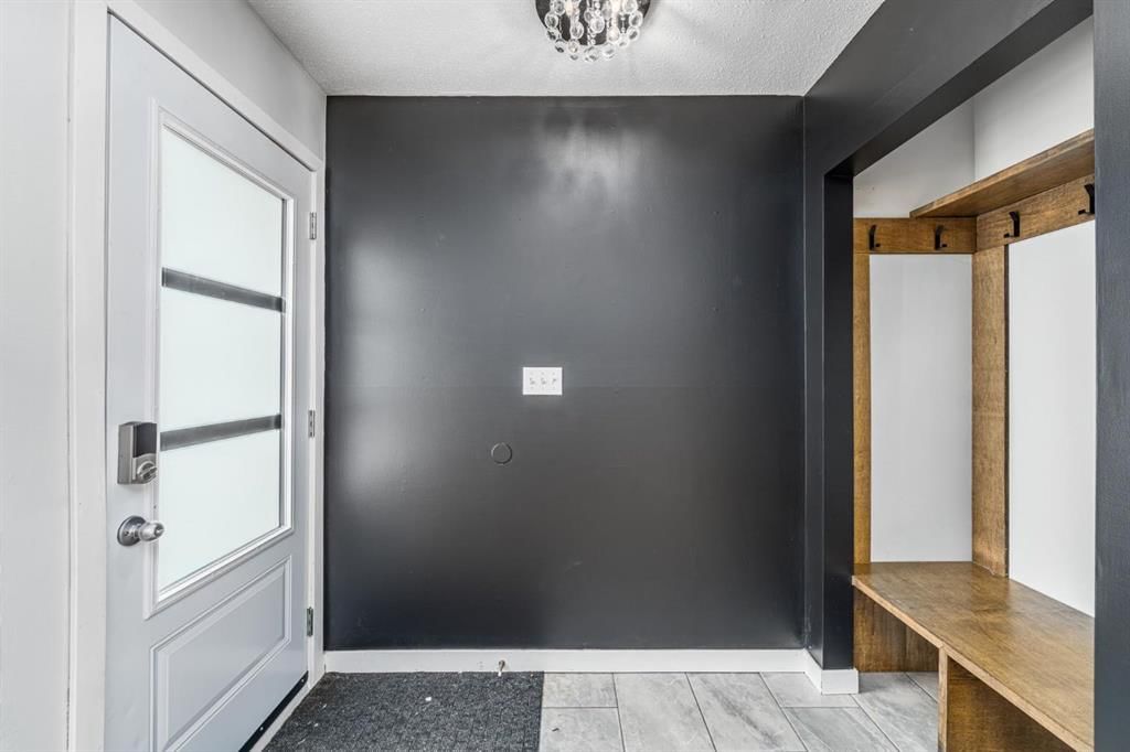 5207 5 Avenue SE, Calgary — photo 5 of 40
