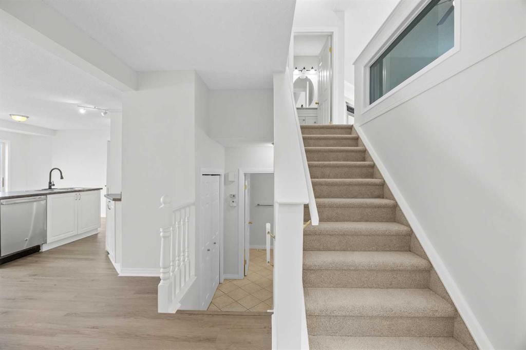 289 Hidden Spring Green NW, Calgary — photo 3 of 49