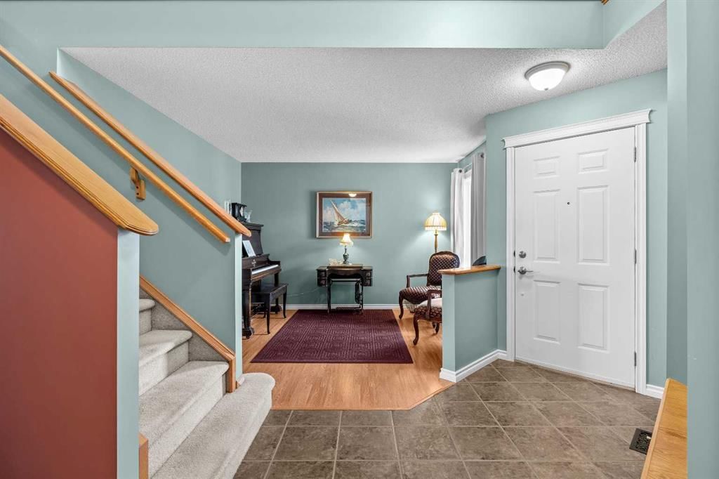 11178 Hidden Valley Drive NW, Calgary — photo 5 of 49