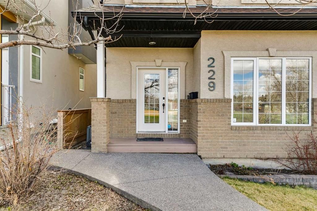 229 29 Avenue NE, Calgary — photo 3 of 24