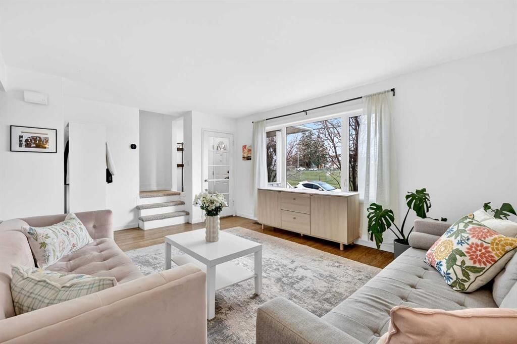 465 Killarney Glen Court SW, Calgary — main listing photo