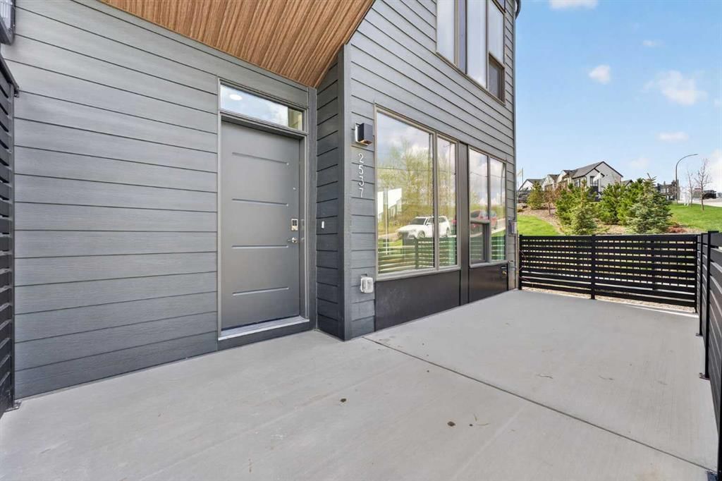 2537 Sovereign Crescent SW, Calgary — photo 5 of 37