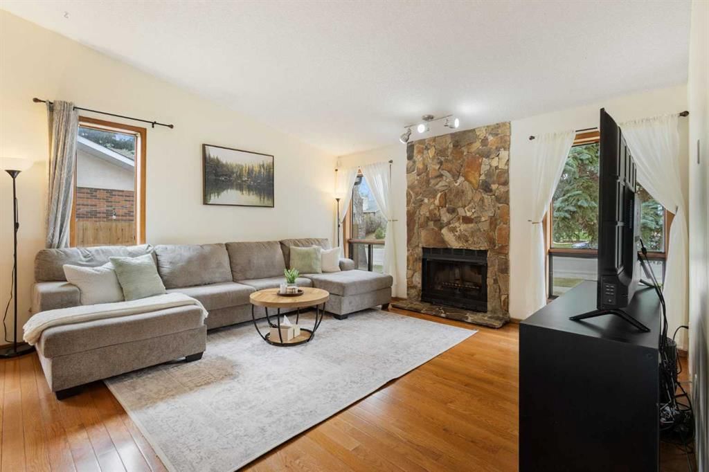 112 Woodglen Road SW, Calgary — photo 2 of 49