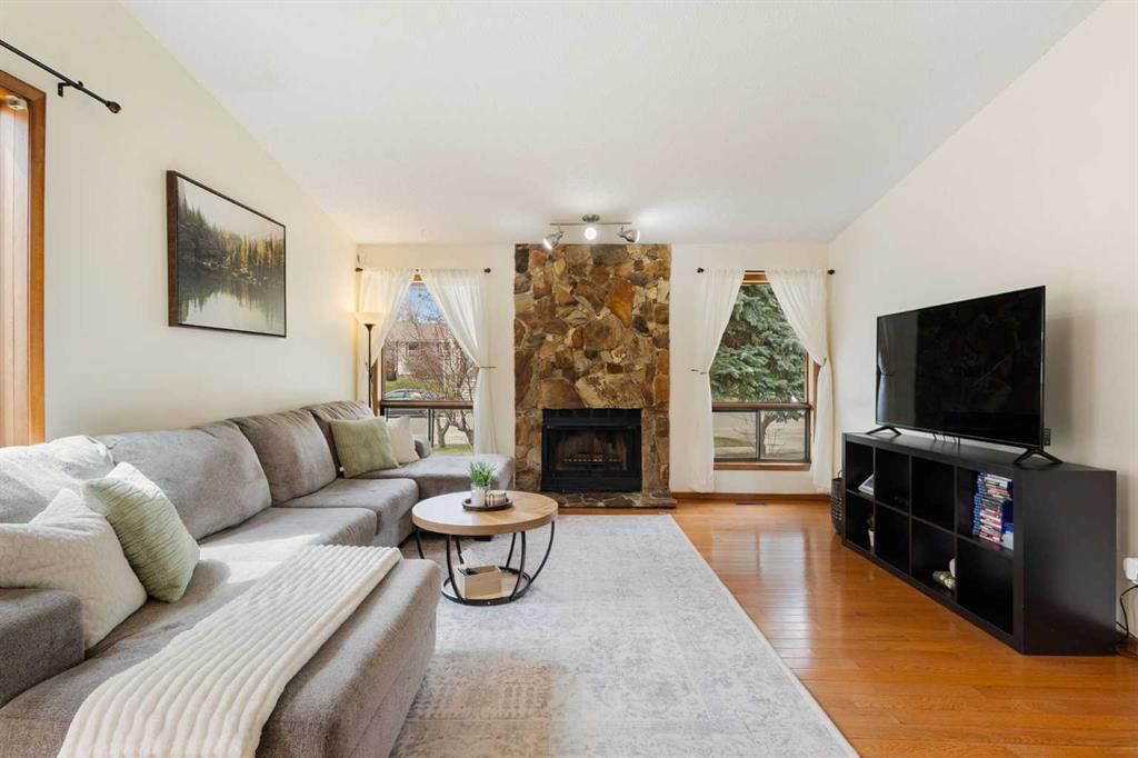 112 Woodglen Road SW, Calgary — photo 3 of 49
