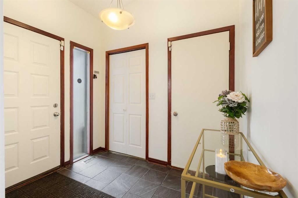112 Woodglen Road SW, Calgary — photo 4 of 49