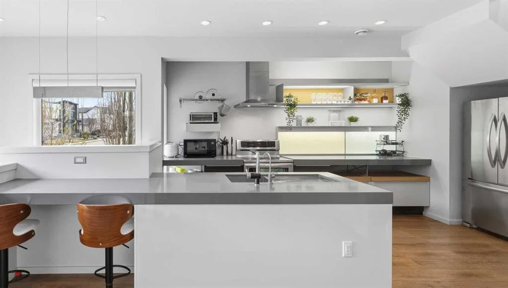 158 23 Avenue NW, Calgary — main listing photo
