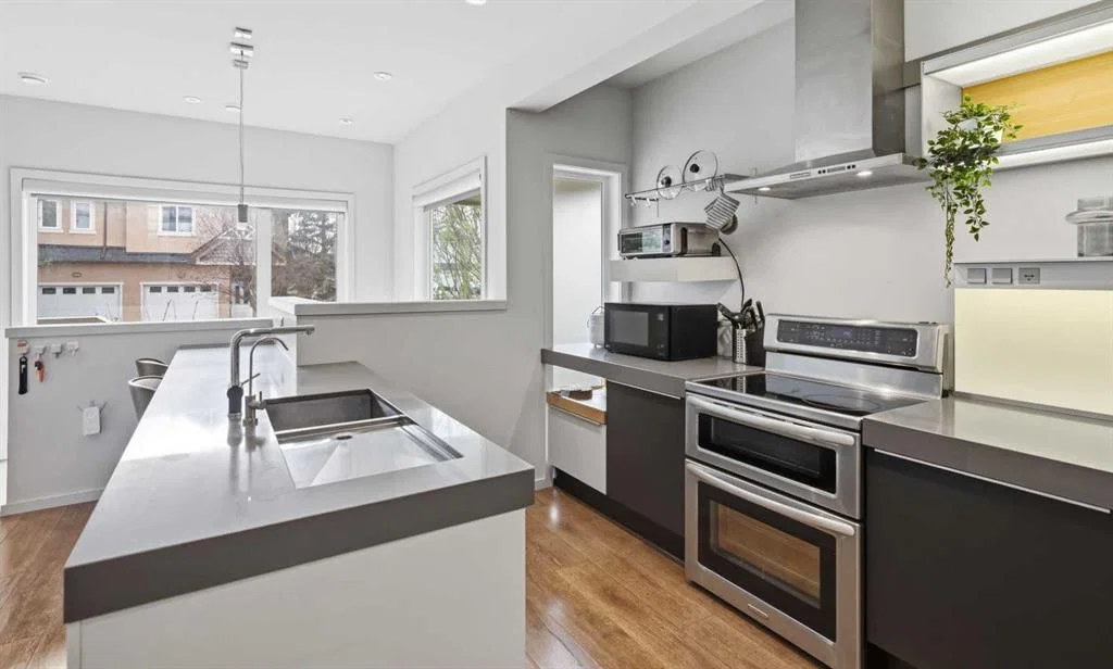 158 23 Avenue NW, Calgary — photo 3 of 33