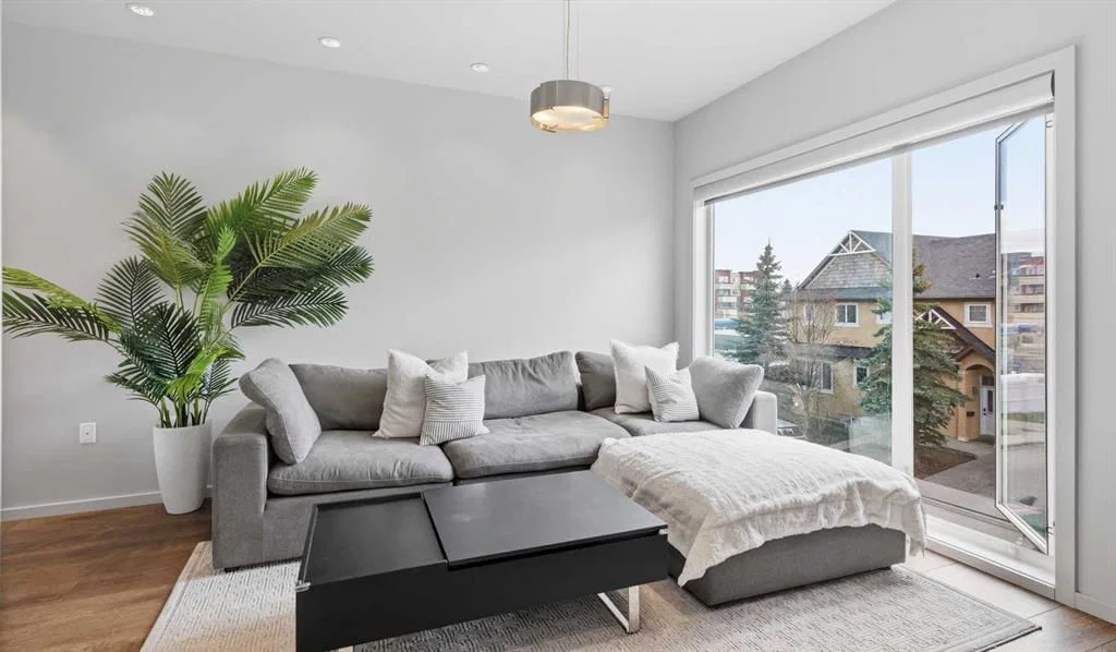 158 23 Avenue NW, Calgary — photo 5 of 33