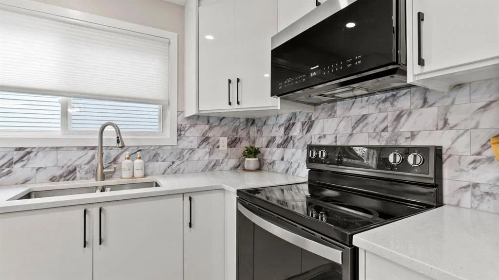 2416 Woodview Drive SW, Calgary — photo 5 of 27