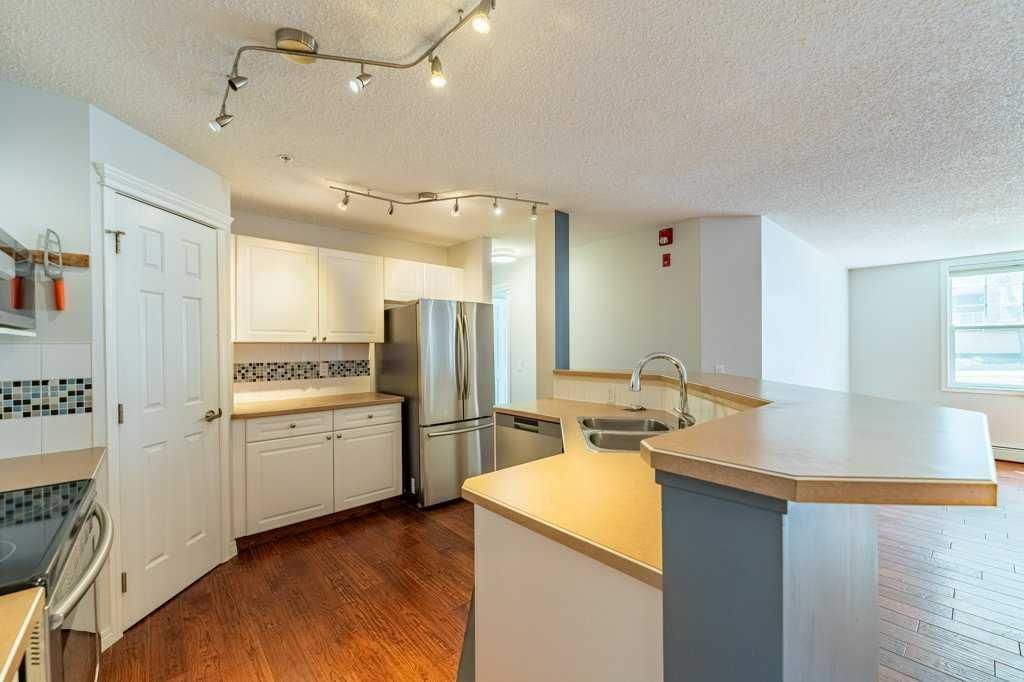 3, 2212 34 Avenue SW, Calgary — photo 3 of 33