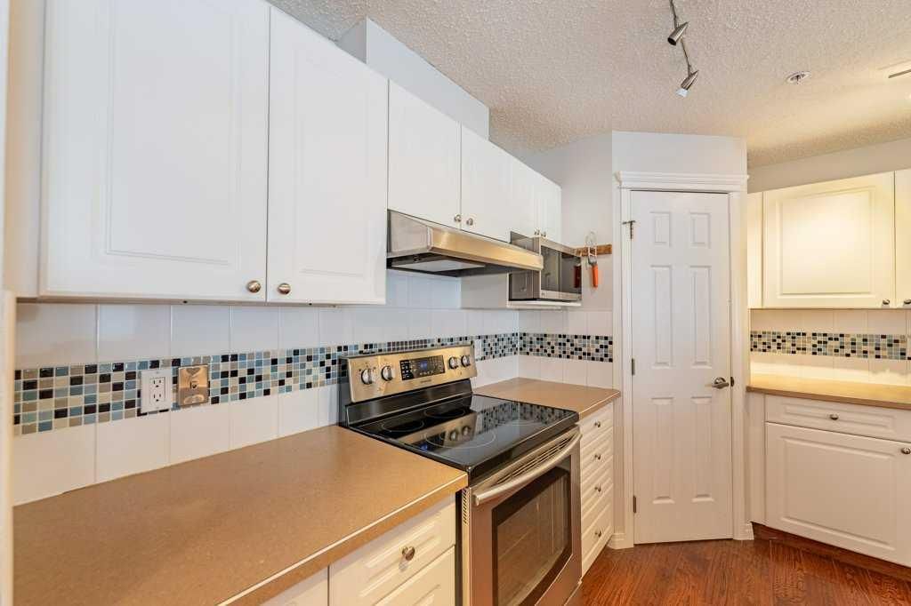 3, 2212 34 Avenue SW, Calgary — photo 4 of 33