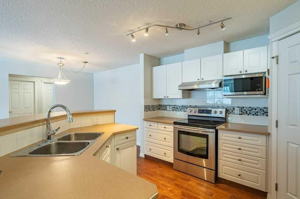 3, 2212 34 Avenue SW, Calgary — photo 5 of 33