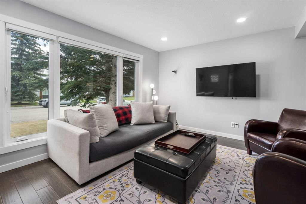 76 Woodborough Crescent SW, Calgary — photo 3 of 42