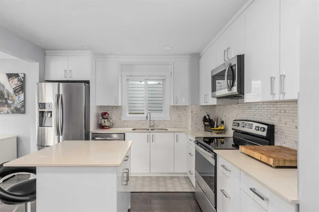 76 Woodborough Crescent SW, Calgary — photo 5 of 42