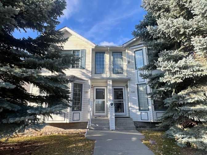 7212 Sierra Morena Boulevard SW, Calgary — main listing photo