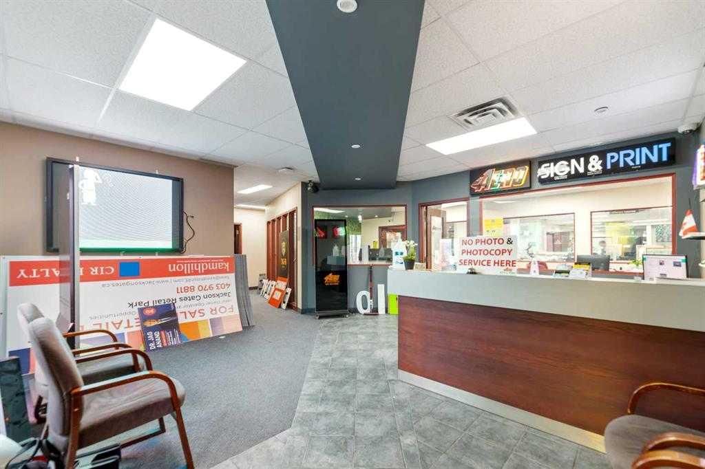4852 50 Avenue NE, Calgary — photo 5 of 28